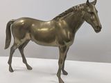statue en bronze représentant un cheval debout sur une surface blanche