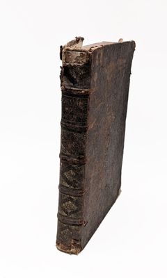 un vieux livre posé sur une surface blanche