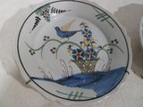 une assiette avec un oiseau à côté d'un bol avec des fleurs
