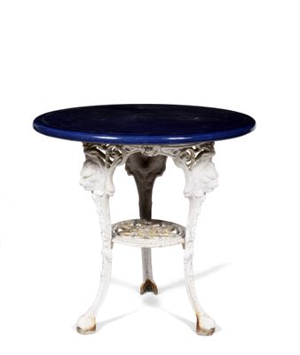 Guéridon tripode en fer forgé laqué blanc. Les pieds réunis … - Photo 1