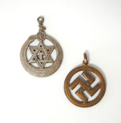 deux pendentifs de formes et de tailles différentes sur une surface blanche
