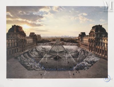 une photo d'une pyramide au milieu d'une cour