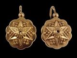 une paire de boucles d'oreilles en or ornées d'un motif en forme d'étoile