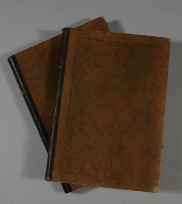 deux vieux livres posés l'un sur l'autre sur une table