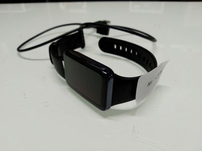 un gros plan d'une montre connectée posée sur une table