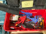 une boîte à outils rouge avec des outils sur une table