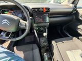 l'intérieur d'une voiture avec un volant, un tableau de bord et une planche de bord