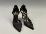 une paire de chaussures noires à talons hauts sur une surface blanche
