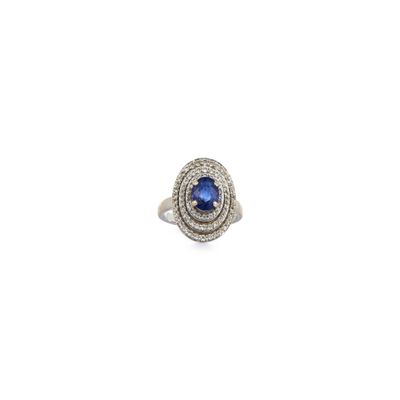 Bague en or gris 750‰ et saphir ovale facetté dans un triple…