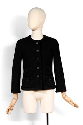 une photo d'un mannequin portant une veste noire