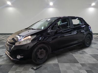 la photo d'une voiture noire garée dans un garage