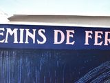 a sign that says jemins de fer on the side of a building