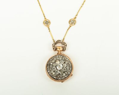 un collier en or et diamants, orné d'un pendentif rond suspendu à une chaîne
