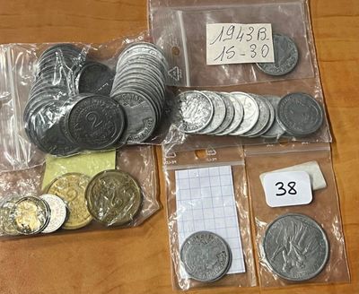 un grand nombre de pièces de monnaie posées sur une table les unes à côté des autres