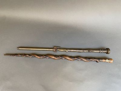 deux porte-pipes en laiton ancien sur fond blanc