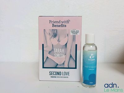 un flacon de liquide posé à côté d'une boîte de parfum