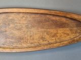 une planche à découper en bois en forme de poisson posée sur une table