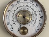 un gros plan d'un thermomètre accroché au mur