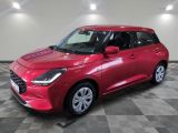 une voiture rouge est garée sur le sol en damier d'un garage
