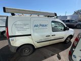 une camionnette blanche garée dans un parking