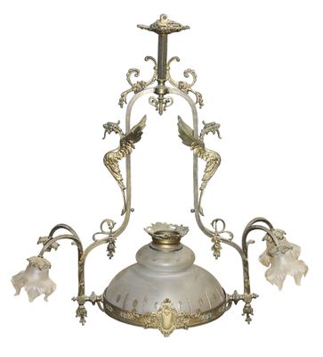 une image représentant un lustre orné de fleurs et de feuilles suspendu au plafond