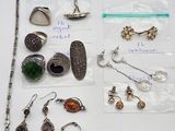 un grand nombre d'objets posés sur une table
