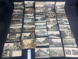 un grand nombre de cartes postales anciennes qui se trouvent sur la table