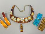 trois bijoux, dont un collier, un bracelet et une broche
