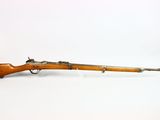 un vieux fusil sur une surface blanche avec un fond blanc