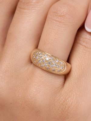 une image représentant la main d'une femme portant une bague