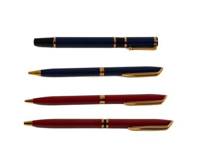 quatre stylos de couleurs différentes alignés les uns au-dessus des autres