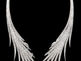 un gros plan sur une paire d'ailes argentées sur fond noir