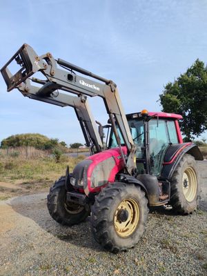 un tracteur garé sur un chemin de gravier