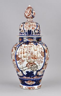 une image représentant un vase bleu et blanc orné d'un oiseau