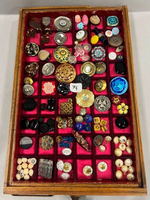 une boîte en bois remplie d'une multitude de boutons de toutes sortes