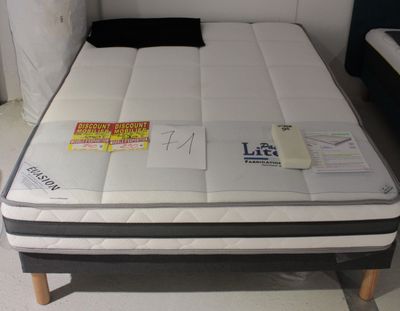un matelas posé sur une table dans une pièce