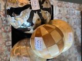 trois boules en verre accrochées à un mur, sur lesquelles sont collés des autocollants