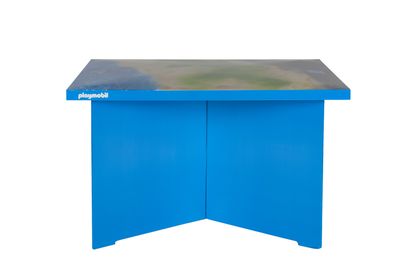 une table bleue avec un plateau en métal sur fond blanc