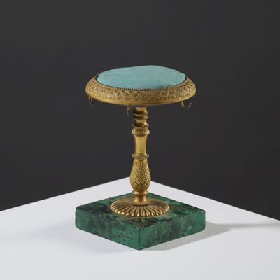 une image représentant une table dorée et verte avec un plateau bleu