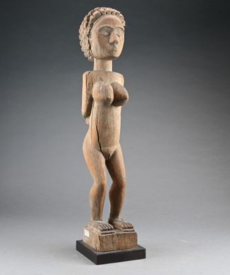 une statue en bois d'une femme avec un chapeau sur la tête