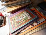une pile de livres posée sur une table près d'une fenêtre