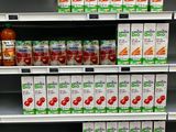 il y a beaucoup de jus de fruits dans les rayons du magasin