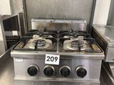une cuisinière à gaz exposée dans un magasin