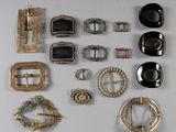 de nombreux types de broches et d'accessoires sur la table