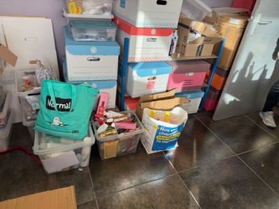 une pièce avec beaucoup de cartons et des cartons sur le sol