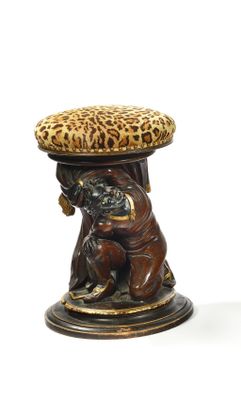 tabouret à motif léopard orné d'un carlin et surmonté d'un coussin à motif léopard