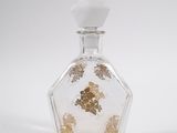 une bouteille en verre transparent ornée de paillettes dorées