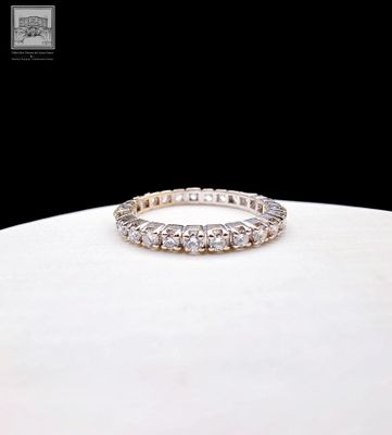 gros plan d'une bague en diamant sur une surface blanche