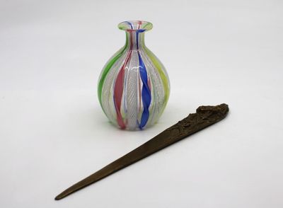 un petit vase en verre avec un bâtonnet en bois à côté