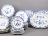 une pile d'assiettes bleues et blanches empilées les unes sur les autres